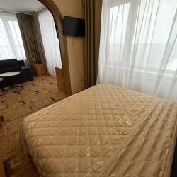 2-комнатный номер полулюкс бизнес с 1 двуспальной кроватью