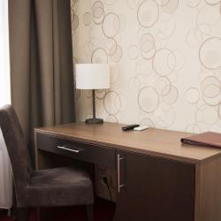 Номер комфорт бизнес с 1 двуспальной кроватью и диваном