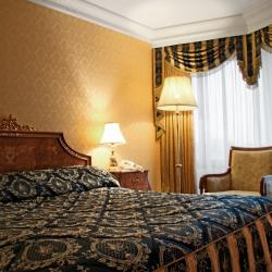 Номер люкс семейный с 2 двуспальными кроватями