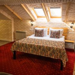 Номер стандарт улучшенный с 1 двуспальной кроватью (мансарда)