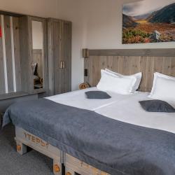 3-местный номер комфорт улучшенный с 1 односпальной и 1 двуспальной кроватью