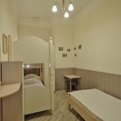 Кровать в общем номере c 1 односпальной и 1 двухъярусной кроватью (удобства на этаже)