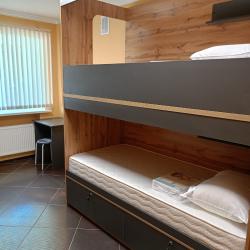 Кровать в 4-местном общем женском номере