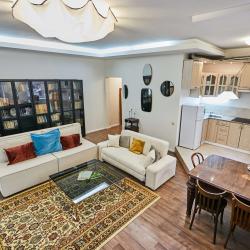 Фото Отель FlatStay Кирилловская 22| 3шка с просторной гостиной на 8 человек в центре