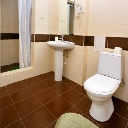 Номер комфорт с 1 односпальной и 1 двуспальной кроватью