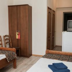 Номер эконом с 2 односпальными кроватями (с балконом)