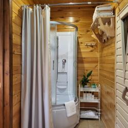 2-комнатный коттедж премиум с 3 односпальными и 1 двуспальной кроватью (мансарда)