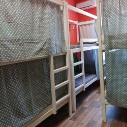 Кровать в 8-местном общем номере