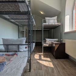 Кровать в 8-местном общем номере