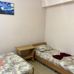 Комната стандарт с 3 односпальными и 1 двуспальной кроватью (цокольный этаж)