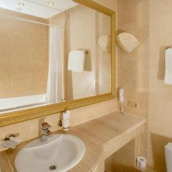 Номер полулюкс с 1 двуспальной кроватью