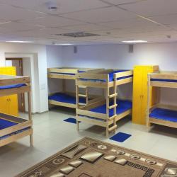Кровать в общем женском 16-местном номере с 8 двухъярусными кроватями