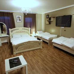 Номер люкс с 2 односпальными и 1 двуспальной кроватью