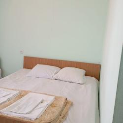 Номер стандарт с 2 односпальными и 1 двуспальной кроватью