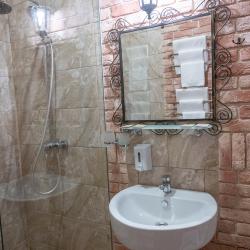 Номер стандарт улучшенный с 1 двуспальной кроватью (мансарда)