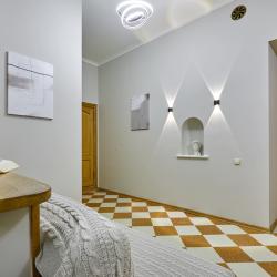 Фото Отель FlatStay Некрасова 60 | Большая 3шка в красивом доме с историей. С эркером, камином, высокими потолками и балконом