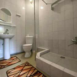 Комната стандарт с 2 односпальными и 1 двуспальной кроватью (мансарда)