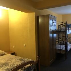 Номер стандарт с 1 двухъярусной и 1 двуспальной кроватью