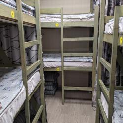 Кровать в 6-местном общем номере