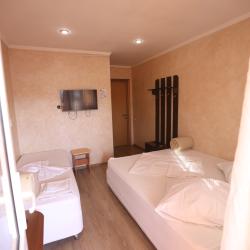 Номер стандарт семейный с 2 односпальными и 1 двуспальной кроватью