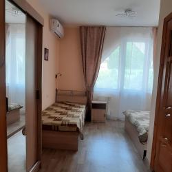 Комната стандарт с 1 односпальной и 1 двуспальной кроватью