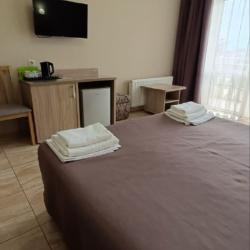 Комната комфорт с 2 односпальными и 1 двуспальной кроватью