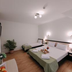 Номер стандарт с 1 односпальной и 1 двуспальной кроватью