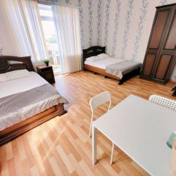 Комната стандарт с 1 односпальной и 2 двуспальными кроватями