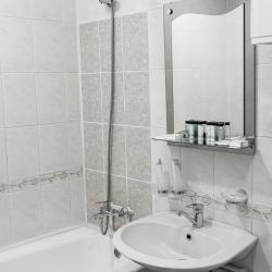 4-местный 2-комнатный номер улучшенный с 2 односпальными и 1 двуспальной кроватью