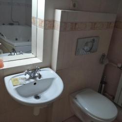 Кровать в 6-местном общем номере