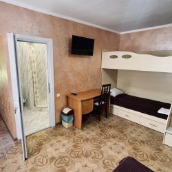 4-местный номер комфорт с 1 двуспальной кроватью и 1 двухъярусной кроватью