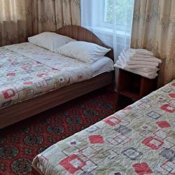 Номер эконом семейный с 1 односпальной и 2 двуспальными кроватями