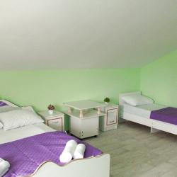 Номер стандарт с 2 односпальными и 1 двуспальной кроватью с балконом