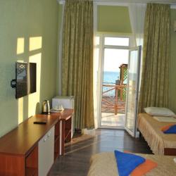 Номер стандарт с 1 односпальной и 1 двуспальной кроватью