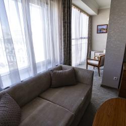 Семейный номер с 1 двухъярусной и 1 двуспальной кроватями