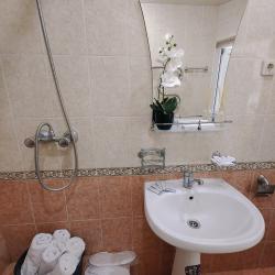 Номер люкс улучшенный с 1 односпальной и 1 двуспальной кроватью