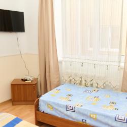 Комната стандарт с 1 односпальной и 1 двуспальной кроватью (общие удобства)