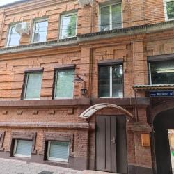 Кровать в 8-местной женской комнате