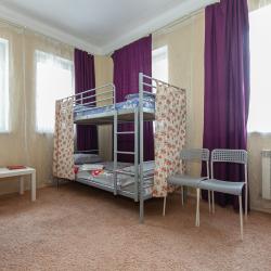 Кровать в женском номере с двумя односпальными и одной двухъярусной кроватями (удобства на этаже)