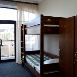 Кровать в 6-местном общем женском номере с балконом №5 (общие удобства)