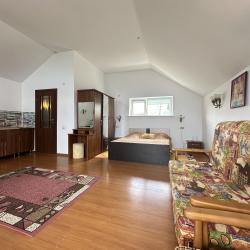 1-комнатный номер полулюкс комфорт с 1 односпальной и 1 двуспальной кроватью (мансарда)