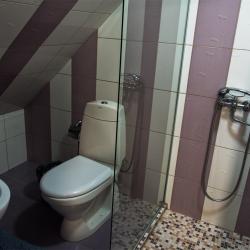 Номер стандарт с 1 односпальной и 1 двуспальной кроватью (мансарда)