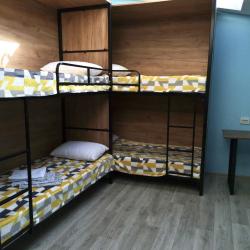Кровать в 6-местном общем женском номере