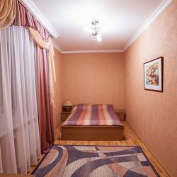 Комната улучшенная с 2 двуспальными кроватями (с завтраком)