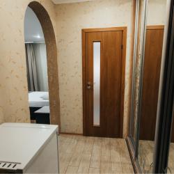 Комната полулюкс семейный с 1 двуспальной кроватью и диваном