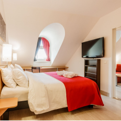 Номер Junior Suite, вид на город или на крыши - с двуспальной кроватью и диваном