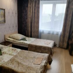 Номер стандарт с 2 односпальными кроватями и диваном