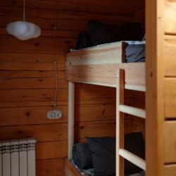Номер стандарт семейный с 1 двуспальной и 1 двухъярусной кроватями.