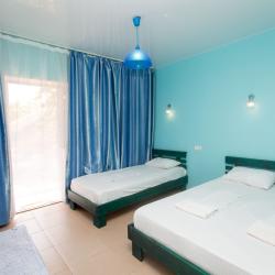 Номер стандарт комфорт с 1 односпальной и 1 двуспальной кроватью