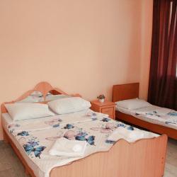 Номер стандарт с 1 односпальной и 1 двуспальной кроватью с балконом